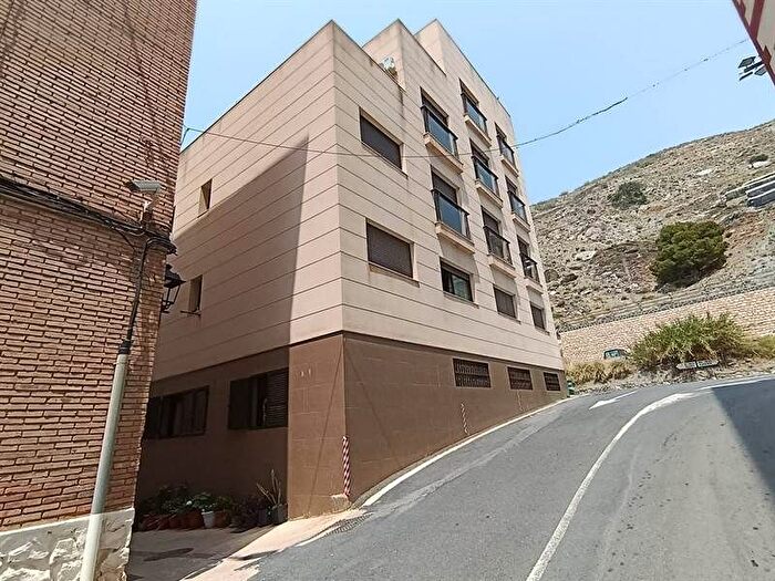 Piso en venta en La Mamola, Polopos de 4 habitaciones