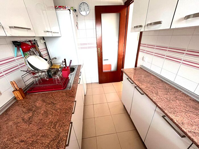 Casas en venta y pisos alquiler - 3