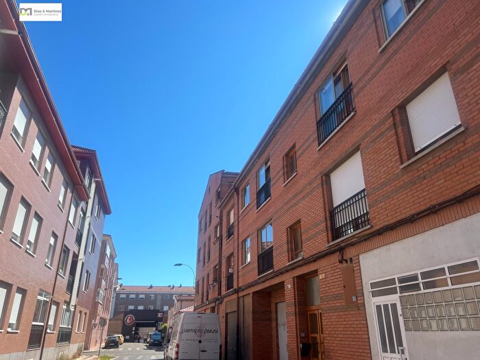 Piso en venta en Trobajo del Camino, San Andrés del Rabanedo de 3 habitaciones