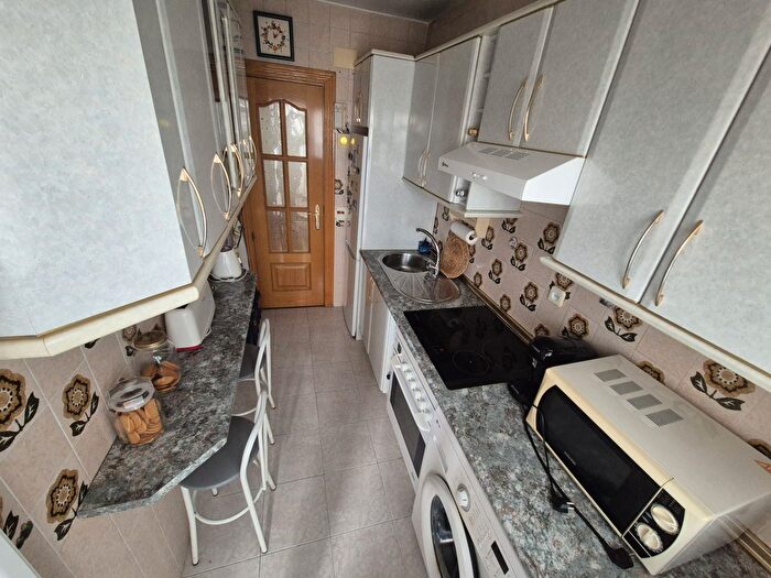 Casas en venta y pisos alquiler - 3