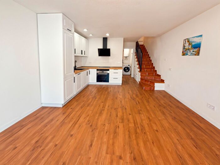 Casas en venta y pisos alquiler - 3