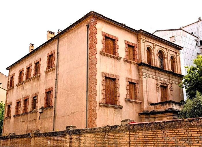 Casas en venta y pisos alquiler - 3