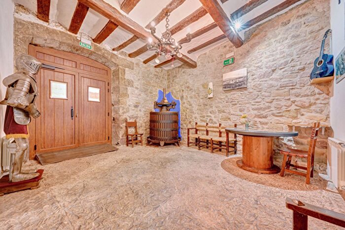 Casas en venta y pisos alquiler - 3