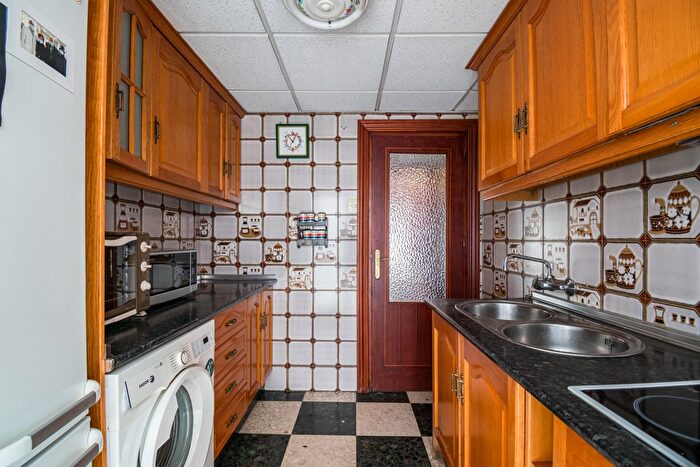 Casas en venta y pisos alquiler - 3