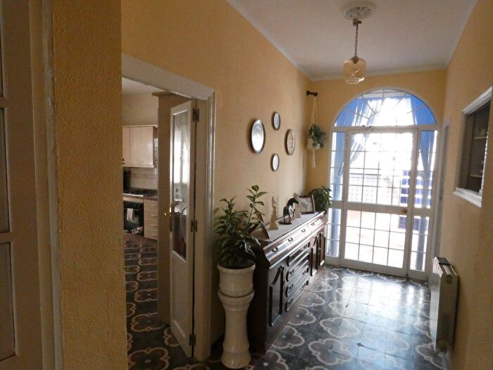 Casas en venta y pisos alquiler - 1