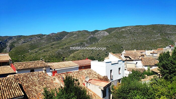 Casa en venta en Vall de Gallinera, Alicante de 4 habitaciones