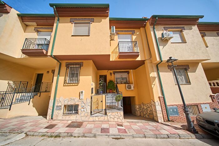 Casa en venta en Alfacar, Granada de 3 habitaciones