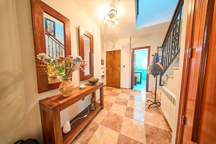 Casas en venta y pisos alquiler - 3