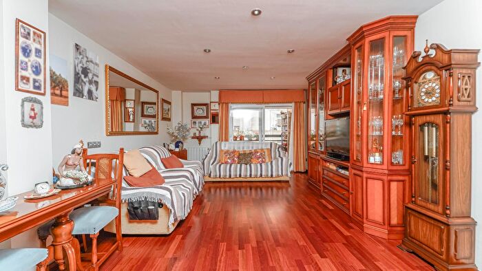 Casas en venta y pisos alquiler - 2