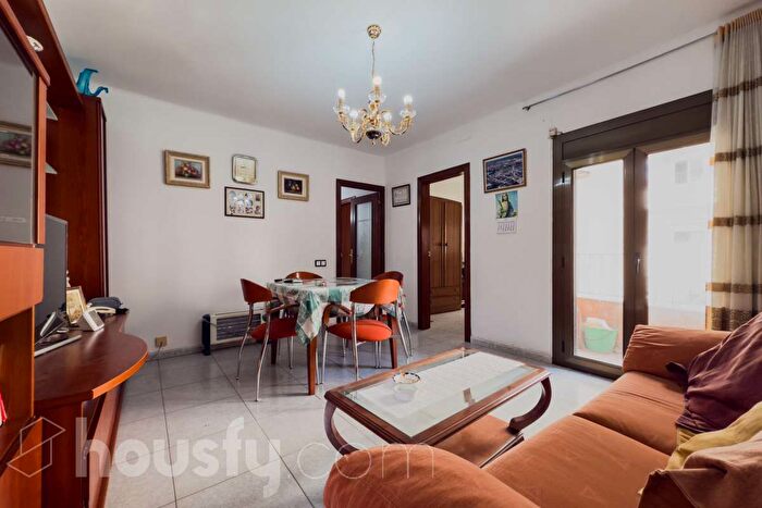 Piso en venta en Nou Barris, El Turó de la Peira de 4 habitaciones
