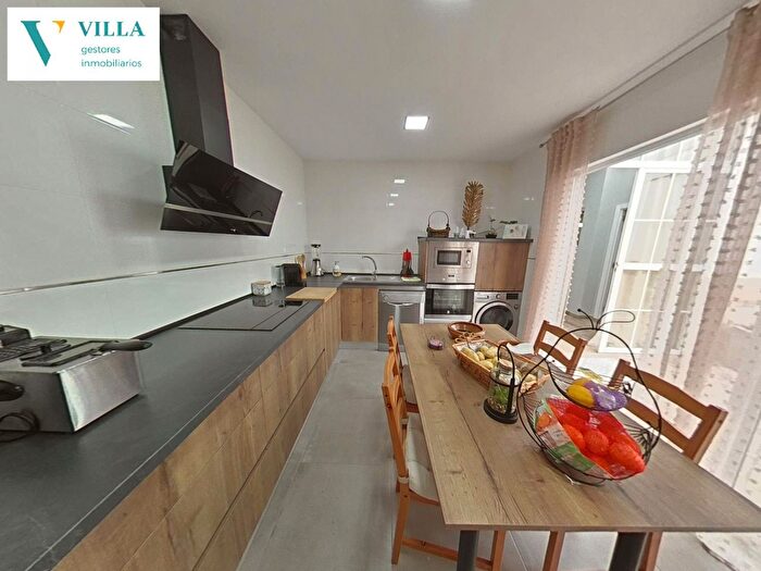 Casa en venta en La Paz, Alcalá de Guadaira de 4 habitaciones