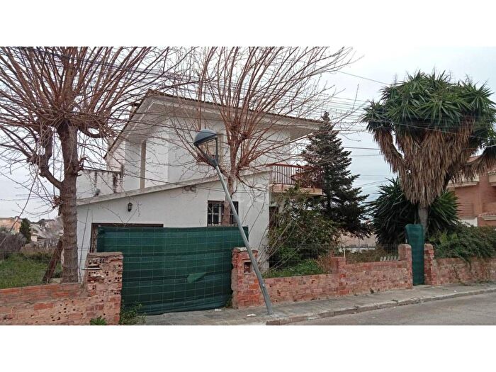 Casa en venta en La Pobla de Montornès, Tarragona de 4 habitaciones
