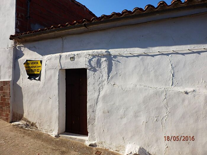 Casa en venta en Almoharín, Cáceres de 2 habitaciones