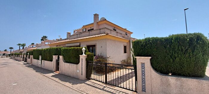 Casa en venta en Orihuela Costa, Villamartín Las Filipinas de 3 habitaciones