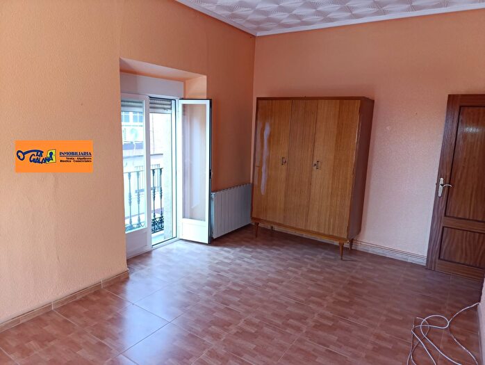 Casas en venta y pisos alquiler - 3