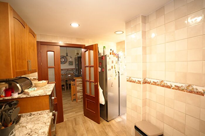 Casas en venta y pisos alquiler - 3