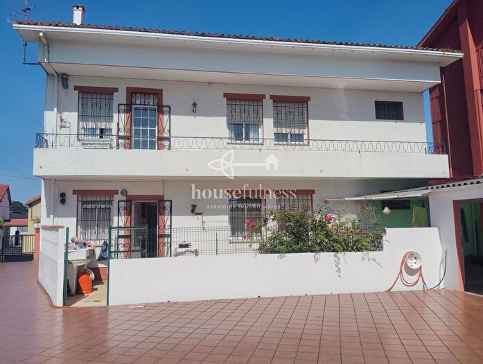 Casa en venta en Piñeiros Freixeiro, Narón de 8 habitaciones