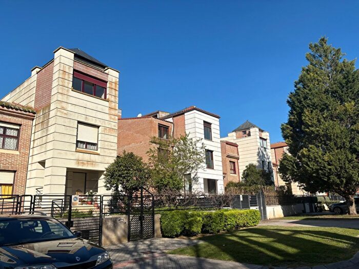 Casa en venta en Simancas, Valladolid de 7 habitaciones