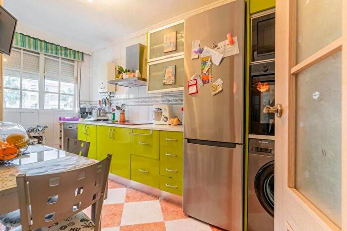 Casas en venta y pisos alquiler - 3
