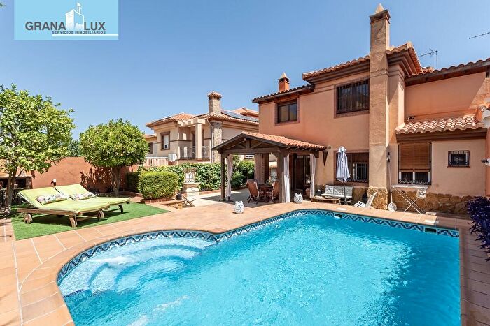 Casa en venta en La Zubia Ciudad, La Zubia de 5 habitaciones