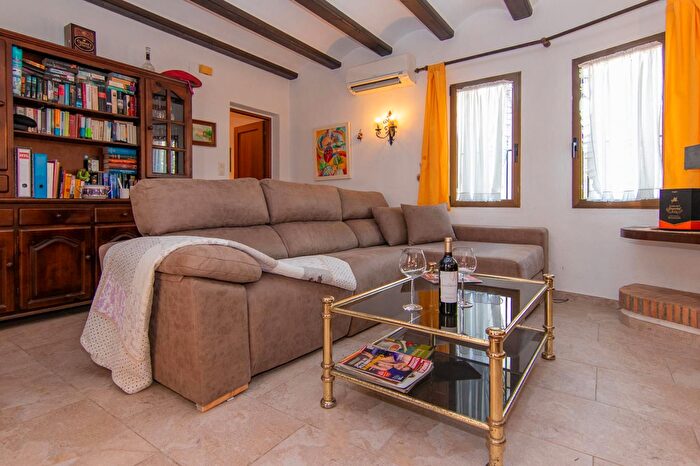 Casas en venta y pisos alquiler - 3