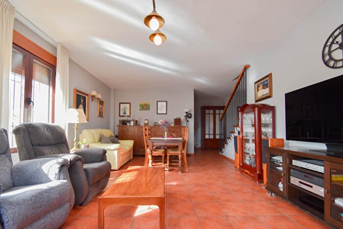 Casas en venta y pisos alquiler - 3