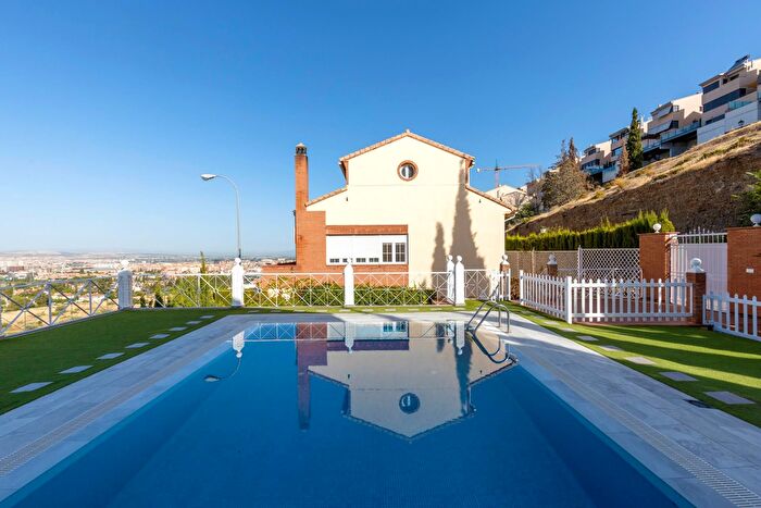 Casa en venta en Genil, Camino de los Neveros Serrallo de 4 habitaciones