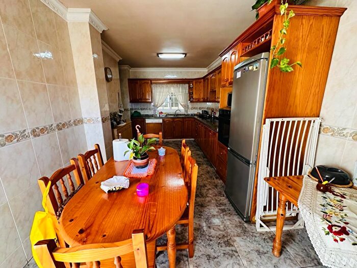 Casas en venta y pisos alquiler - 3