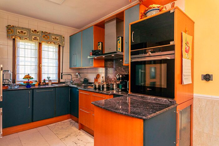 Casas en venta y pisos alquiler - 3