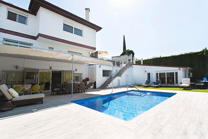 Casa en venta en Genil, Camino de los Neveros Serrallo de 9 habitaciones