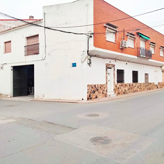 Casas en venta y pisos alquiler - 1