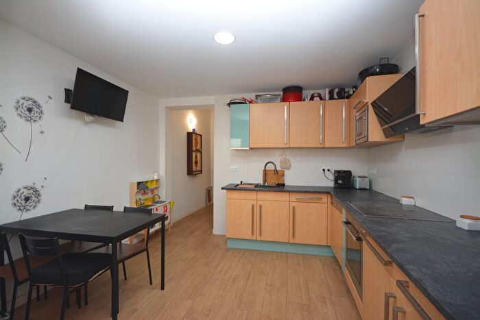 Casas en venta y pisos alquiler - 3