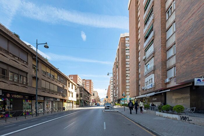 Piso en venta en Genil, Cervantes de 4 habitaciones