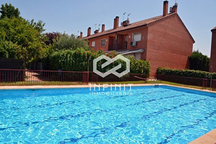 Casa en venta en ColoniaBripac, Alcalá de Henares de 5 habitaciones