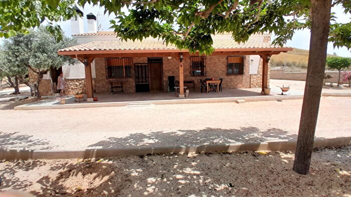 Casa en venta en Yecla, Murcia de 5 habitaciones
