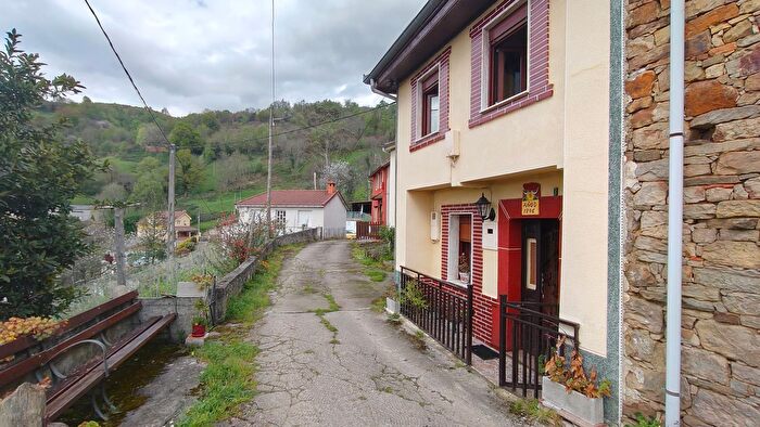 Casa en venta en San Martín del Rey Aurelio, Asturias de 2 habitaciones