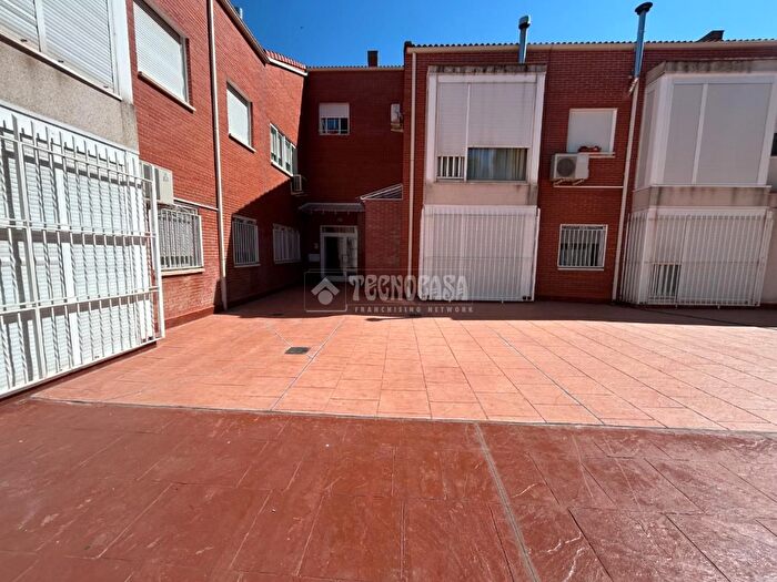 Casas en venta y pisos alquiler - 1