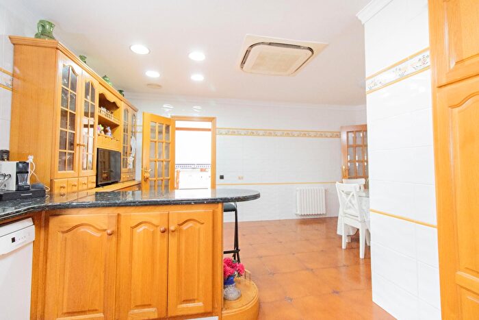 Casas en venta y pisos alquiler - 3