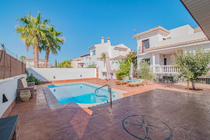 Casa en venta en Otura, Granada de 6 habitaciones