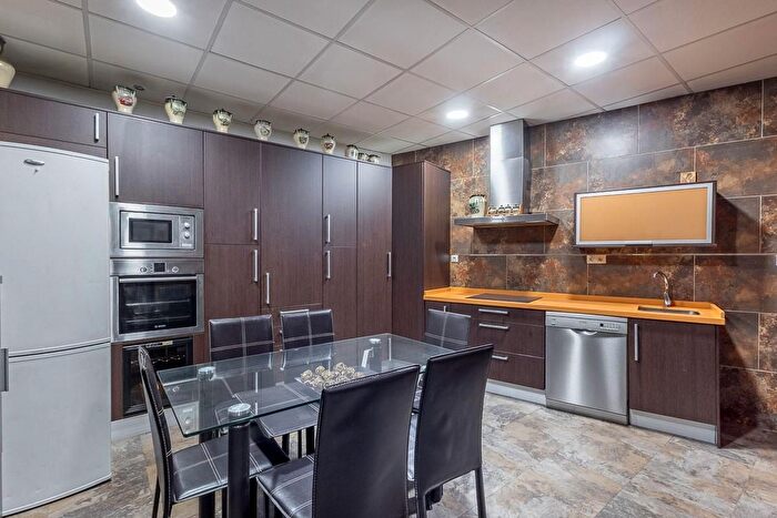 Casas en venta y pisos alquiler - 3