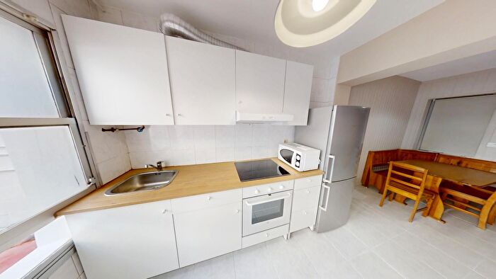 Casas en venta y pisos alquiler - 3