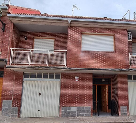 Casas en venta y pisos alquiler - 1