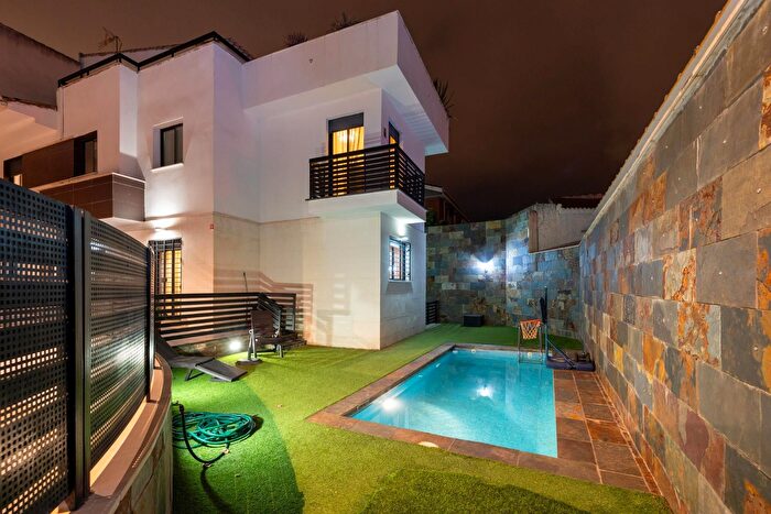 Casa en venta en Huétor Vega, Granada de 4 habitaciones