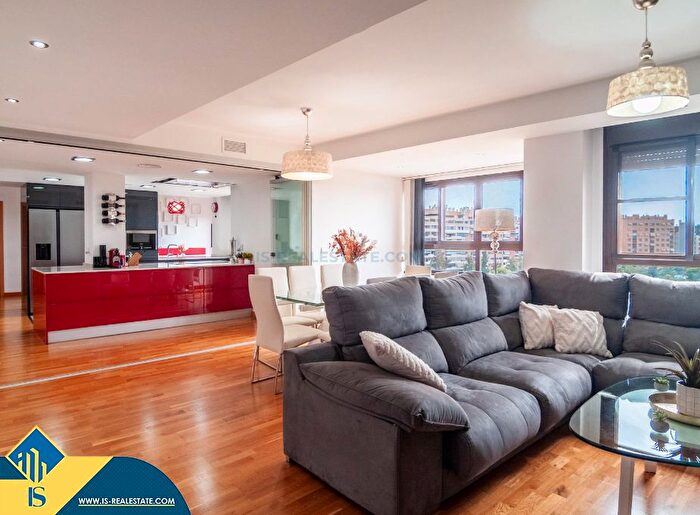 Piso en venta en San Blas, Paus Poligono San Blas de 5 habitaciones