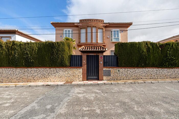 Casa en venta en Cúllar Vega, Granada de 5 habitaciones