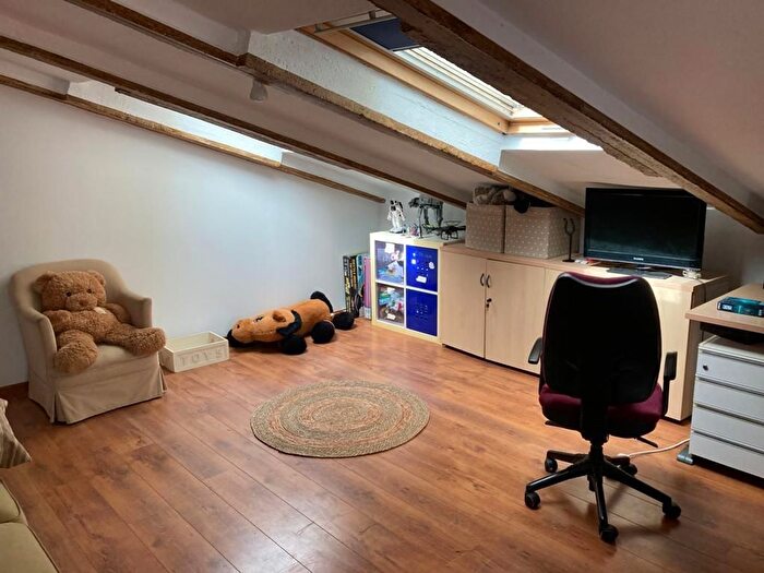 Casas en venta y pisos alquiler - 3