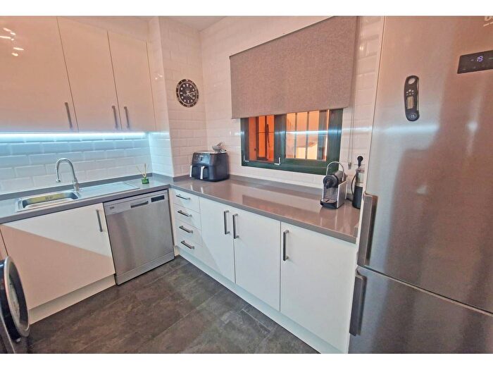 Casas en venta y pisos alquiler - 2