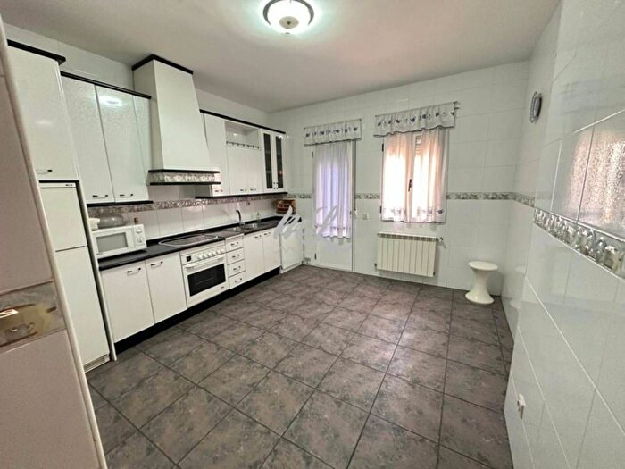 Casas en venta y pisos alquiler - 3