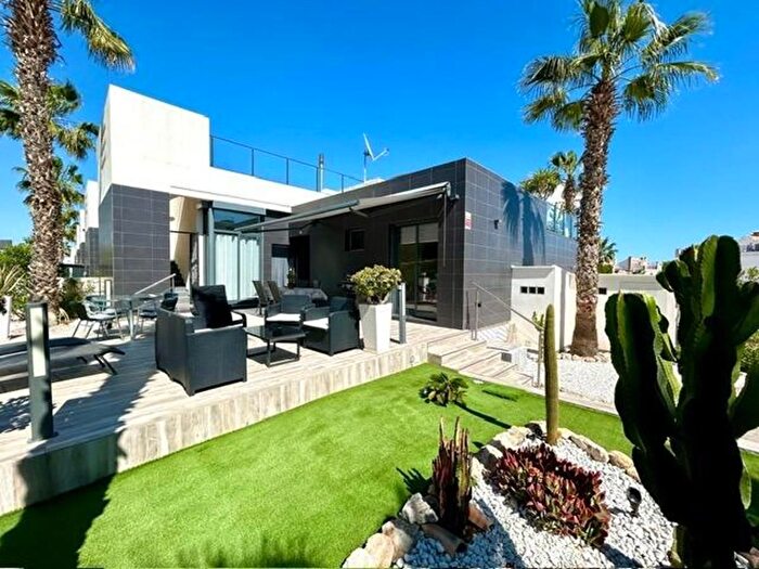 Casa en venta en Orihuela Costa, Playa Flamenca de 2 habitaciones