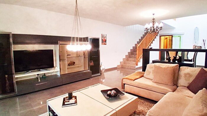 Casas en venta y pisos alquiler - 3